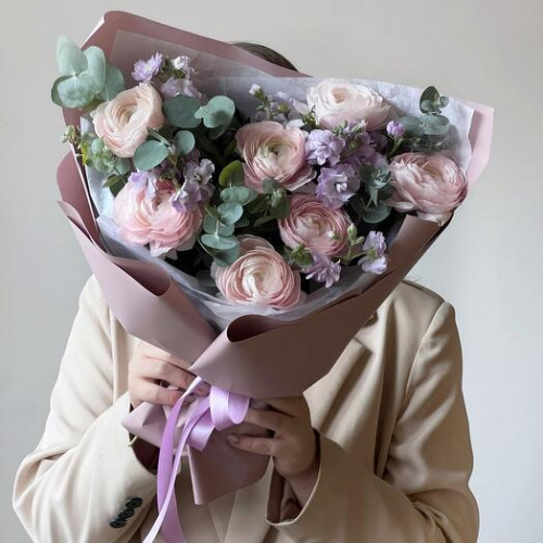 Букет с ранункулюсами и маттиолой 099