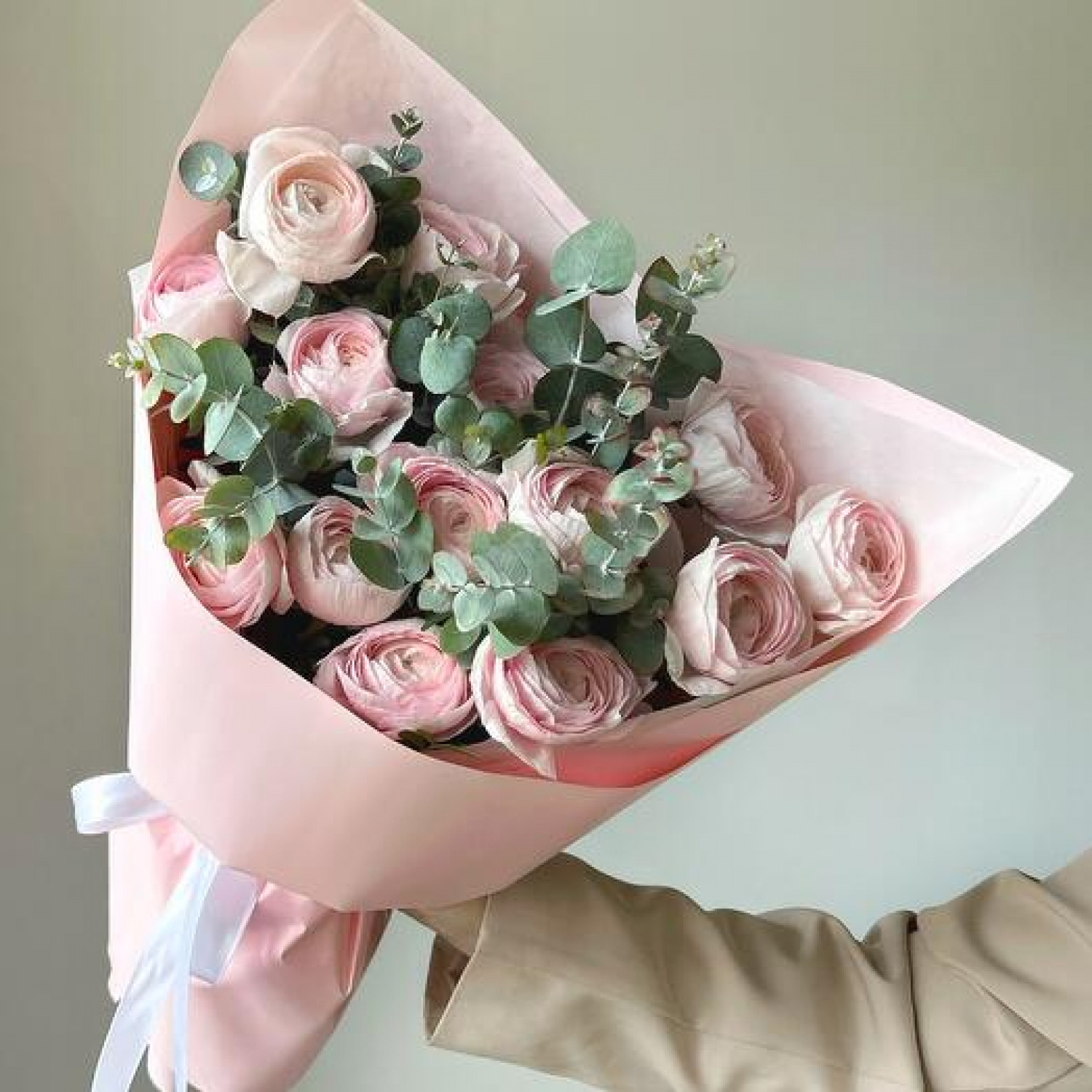 Монобукет из 15 ранункулюсов с эвкалиптом 098