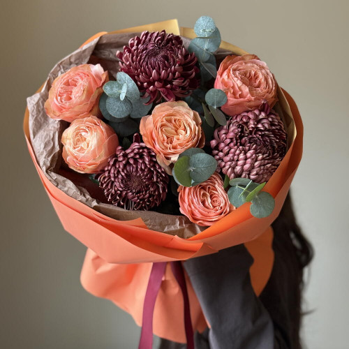 Авторский букет с пионовидными розами и хризантемой бигуди 001
