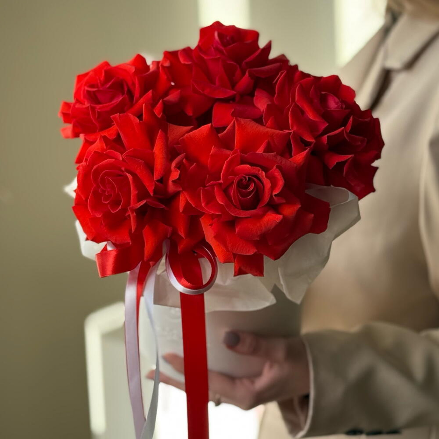 Композиция из 5 красных французских роз 066