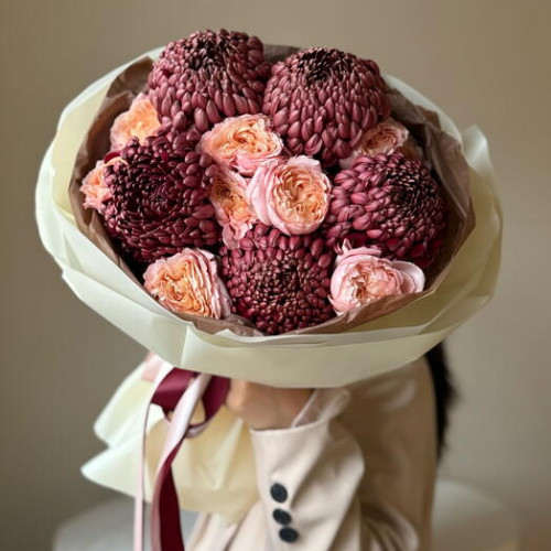 Авторский букет из бордовых хризантем с кустовыми розами 154