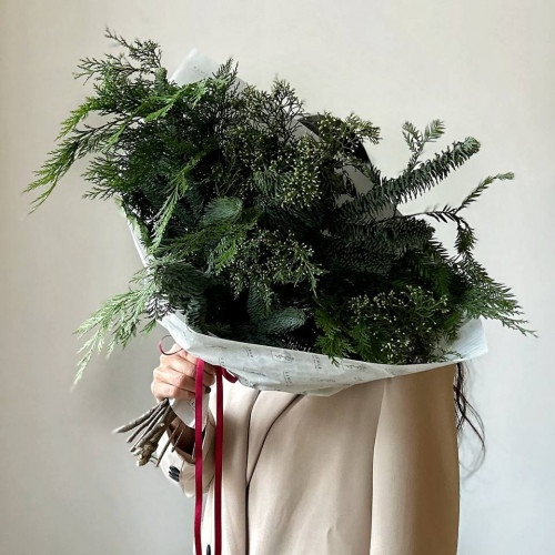 Букет из разных видов хвои