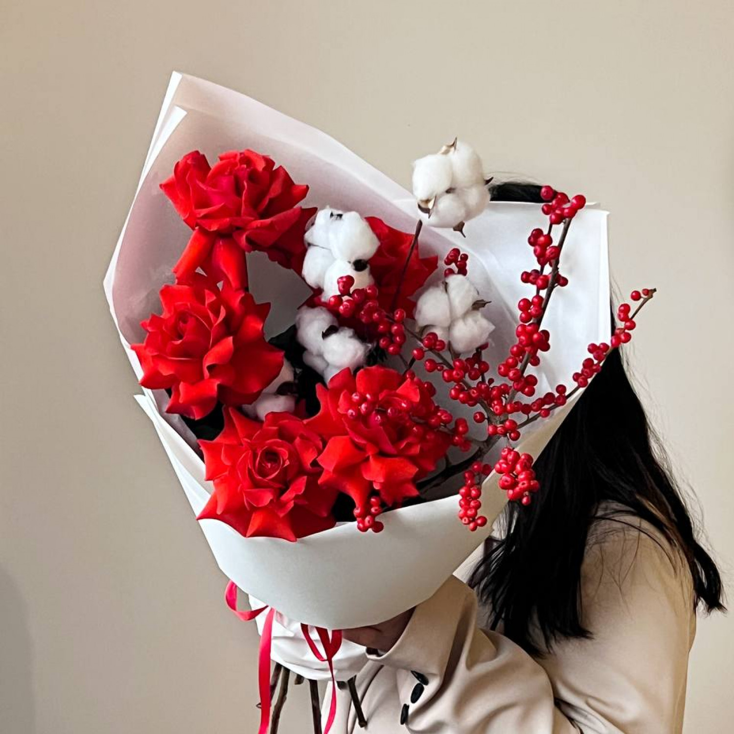 Букет из шикарных французских роз Нина с Илексом и Хлопком