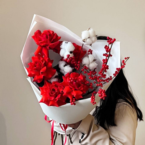 Букет из шикарных французских роз Нина с Илексом и Хлопком