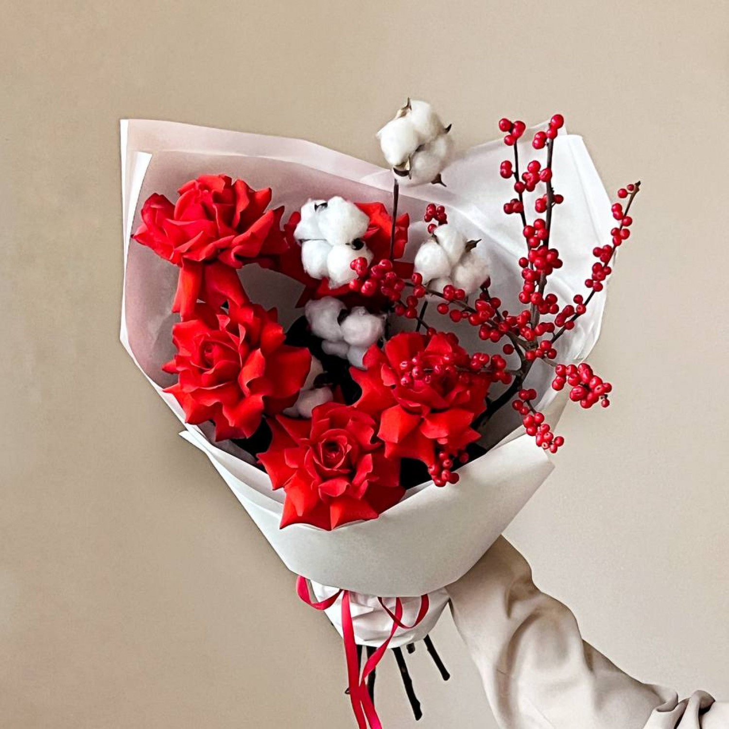 Букет из шикарных французских роз Нина с Илексом и Хлопком