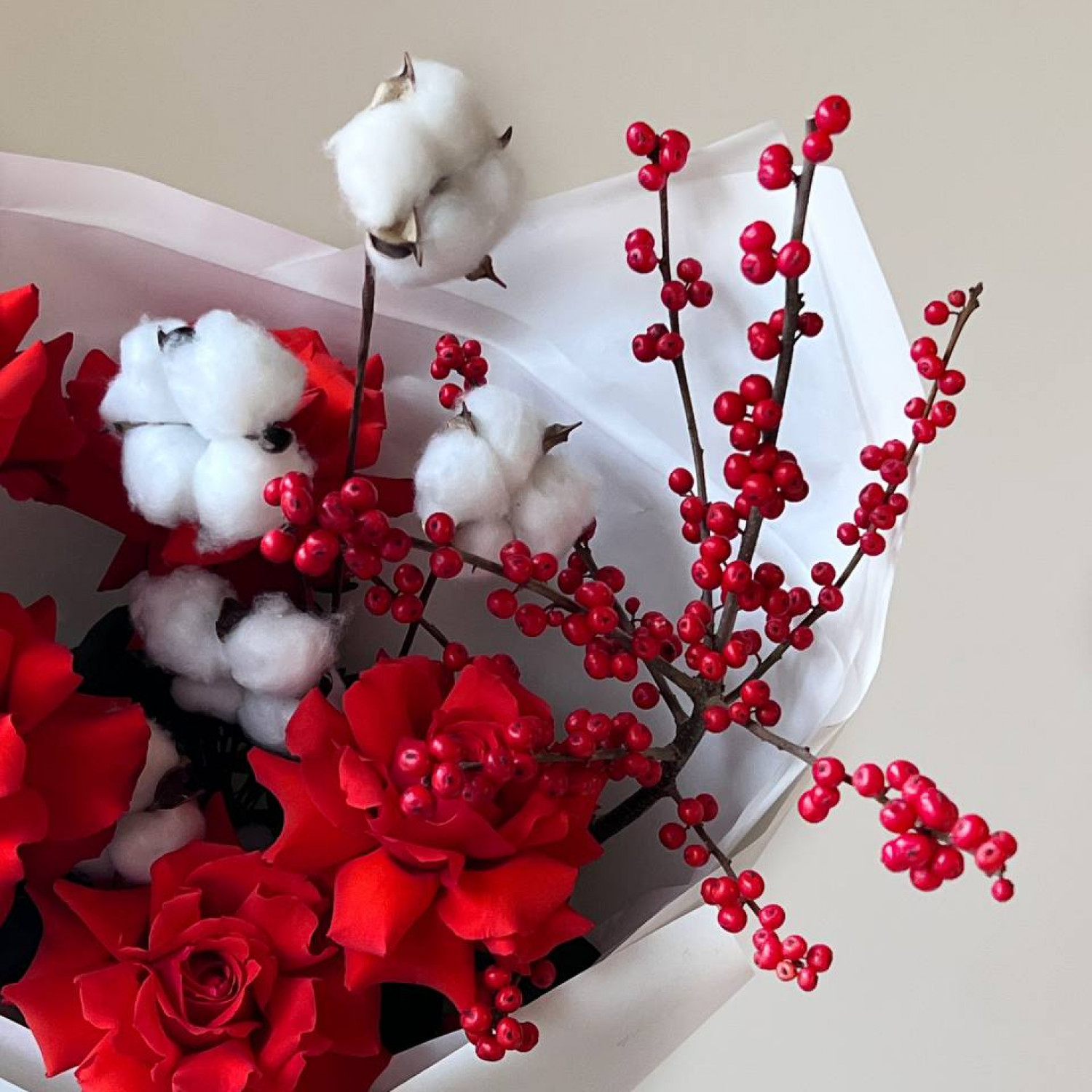 Букет из шикарных французских роз Нина с Илексом и Хлопком