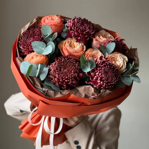 Авторский букет из хризантем Бигуди с пионовидными розами 016