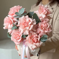 Коробка из 7 нежных французских роз с эвкалиптом 005