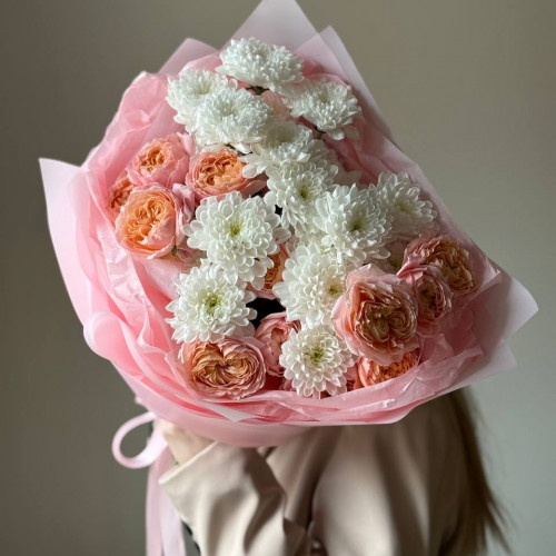 Букет нежный из пионовидных роз с хризантемой 003