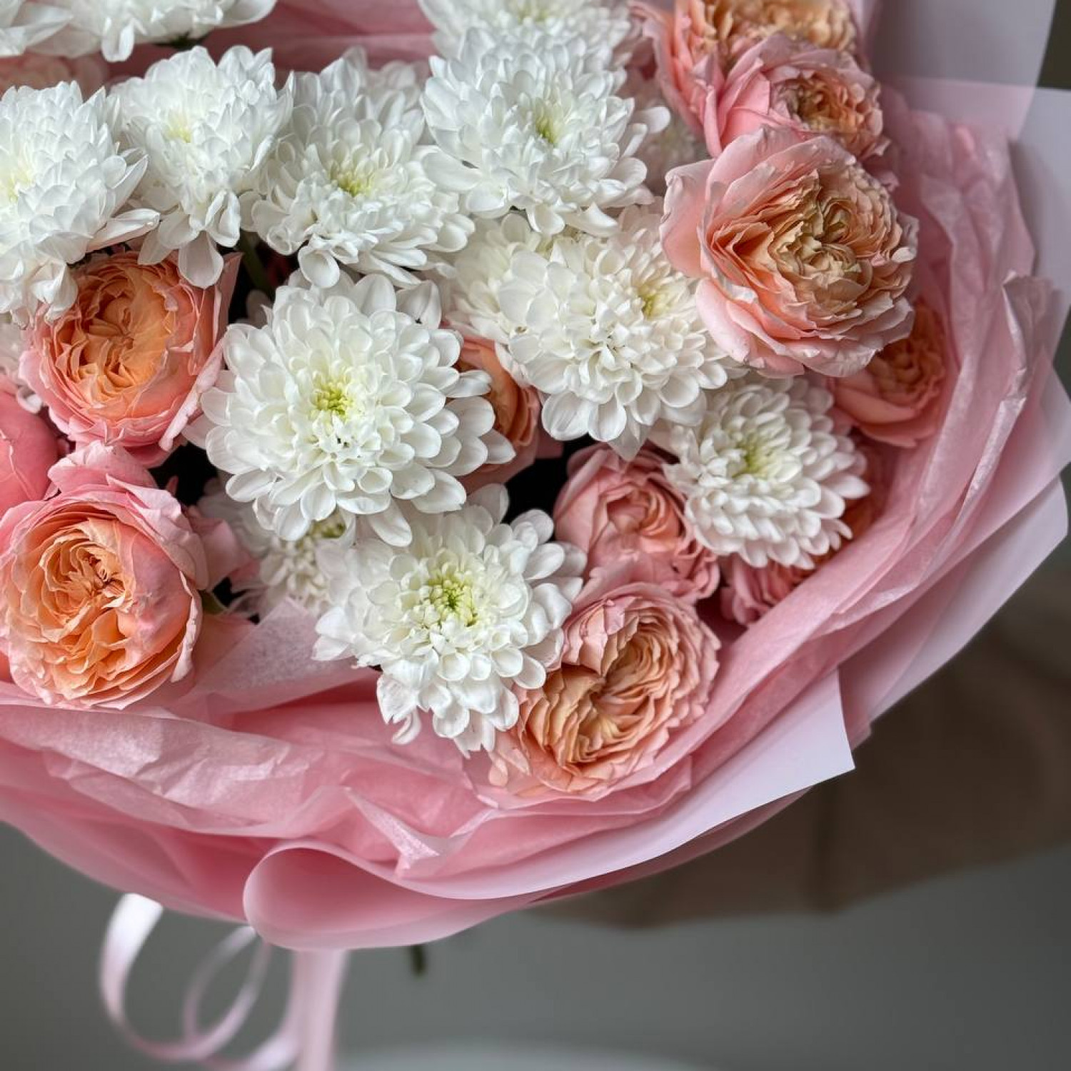 Букет нежный из пионовидных роз с хризантемой 003