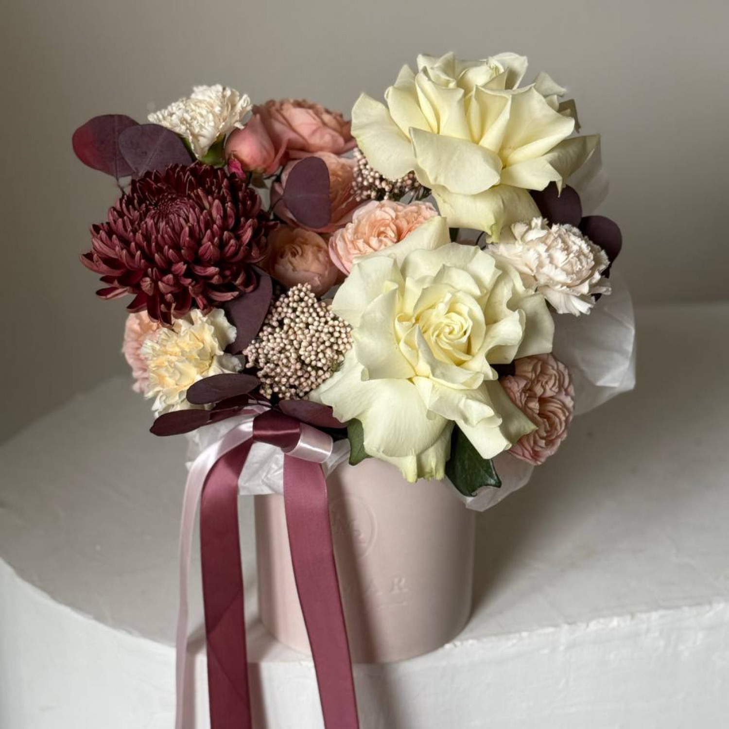 Композиция с хризантемой Бигуди и французскими розами 031