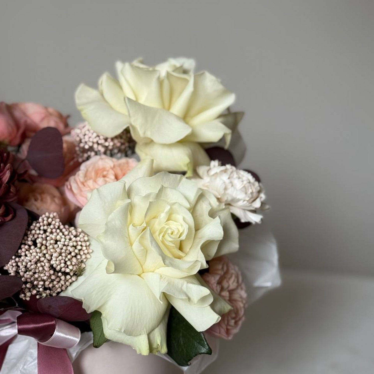 Композиция с хризантемой Бигуди и французскими розами 031