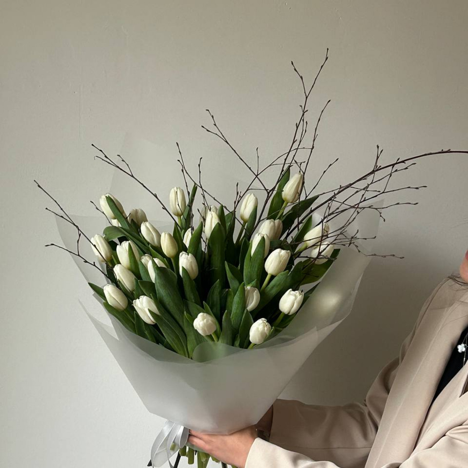 Монобукет из 31 белого тюльпана с ветками березы