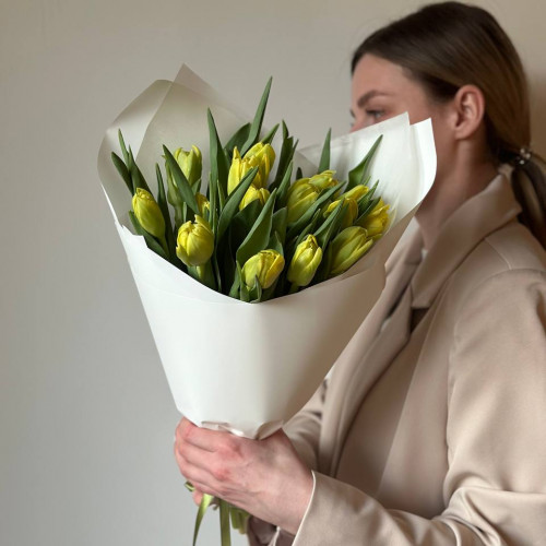 Монобукет из 15 пионовидных лимонных тюльпанов