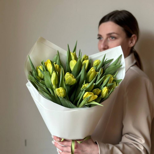 Монобукет из 25 пионовидных лимонных тюльпана