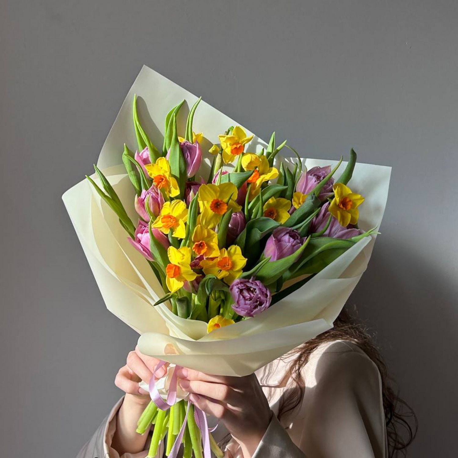 Весенний букет из пионовидных тюльпанов и ароматных нарциссов