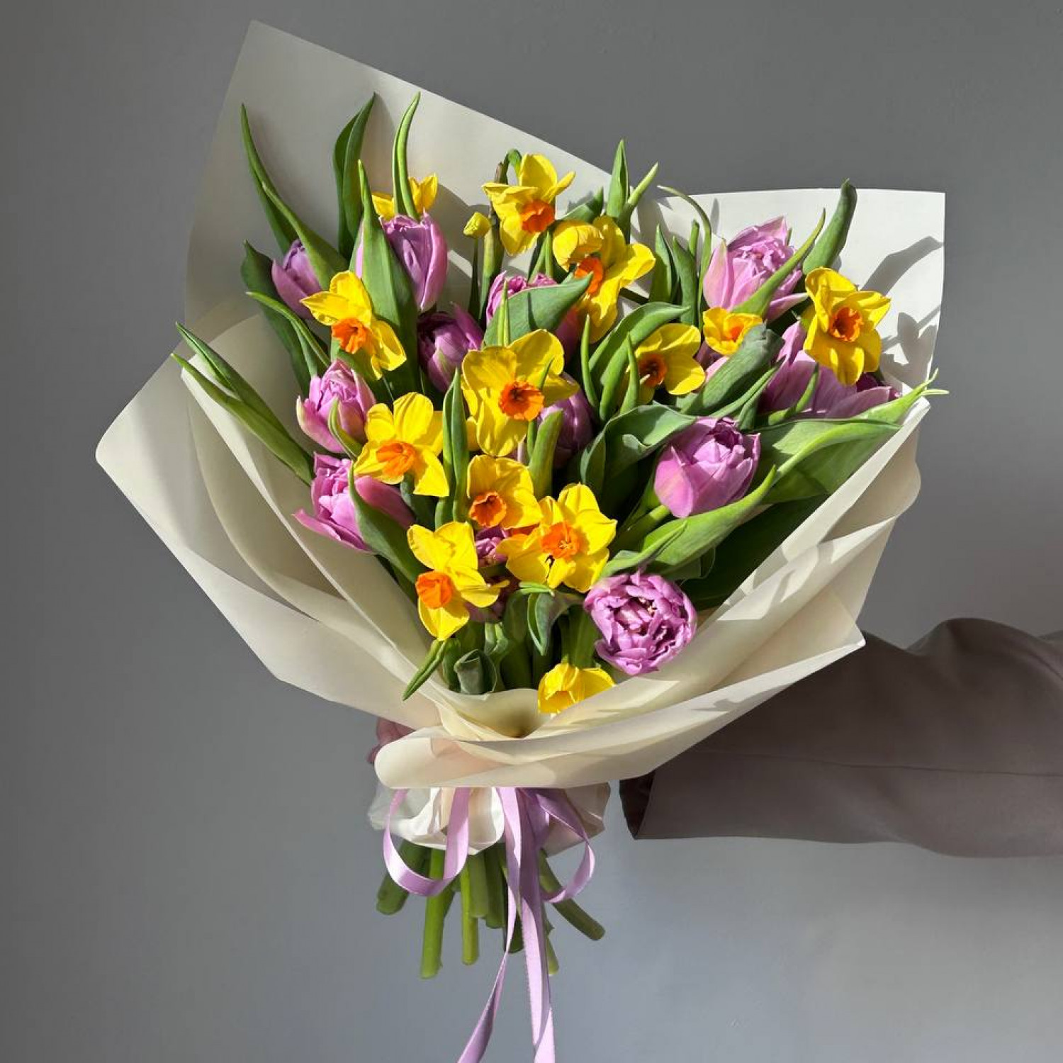Весенний букет из пионовидных тюльпанов и ароматных нарциссов