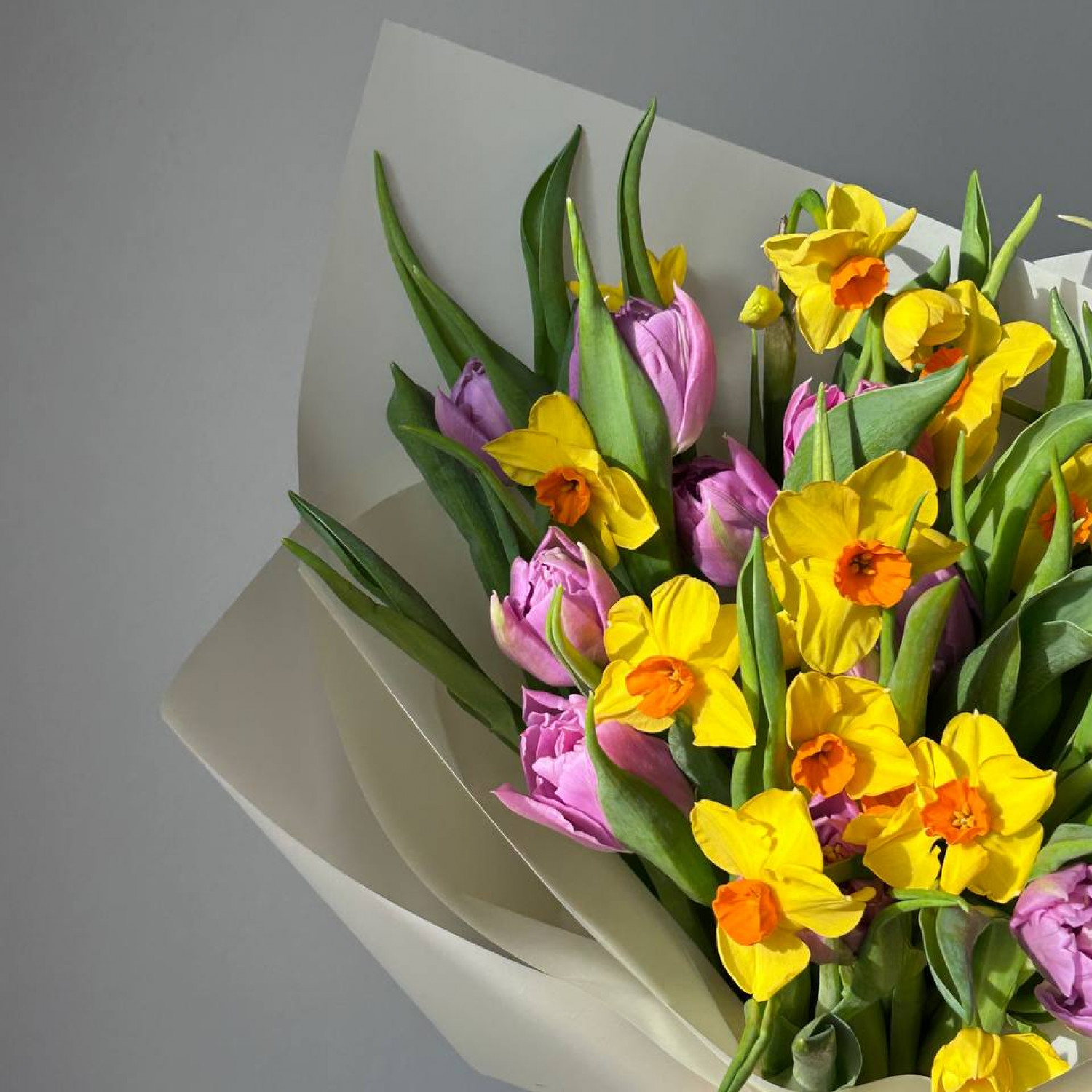 Весенний букет из пионовидных тюльпанов и ароматных нарциссов