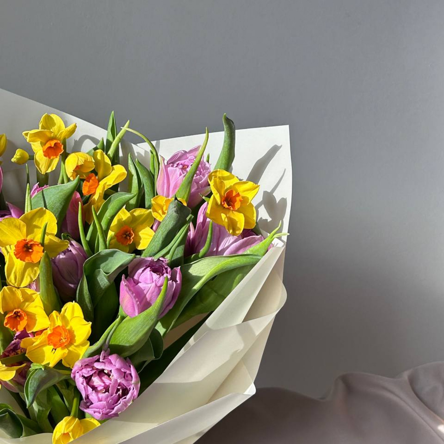 Весенний букет из пионовидных тюльпанов и ароматных нарциссов