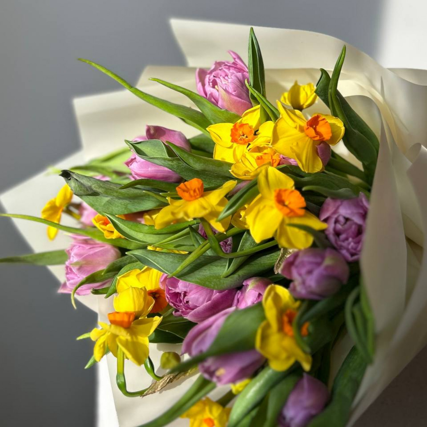 Весенний букет из пионовидных тюльпанов и ароматных нарциссов