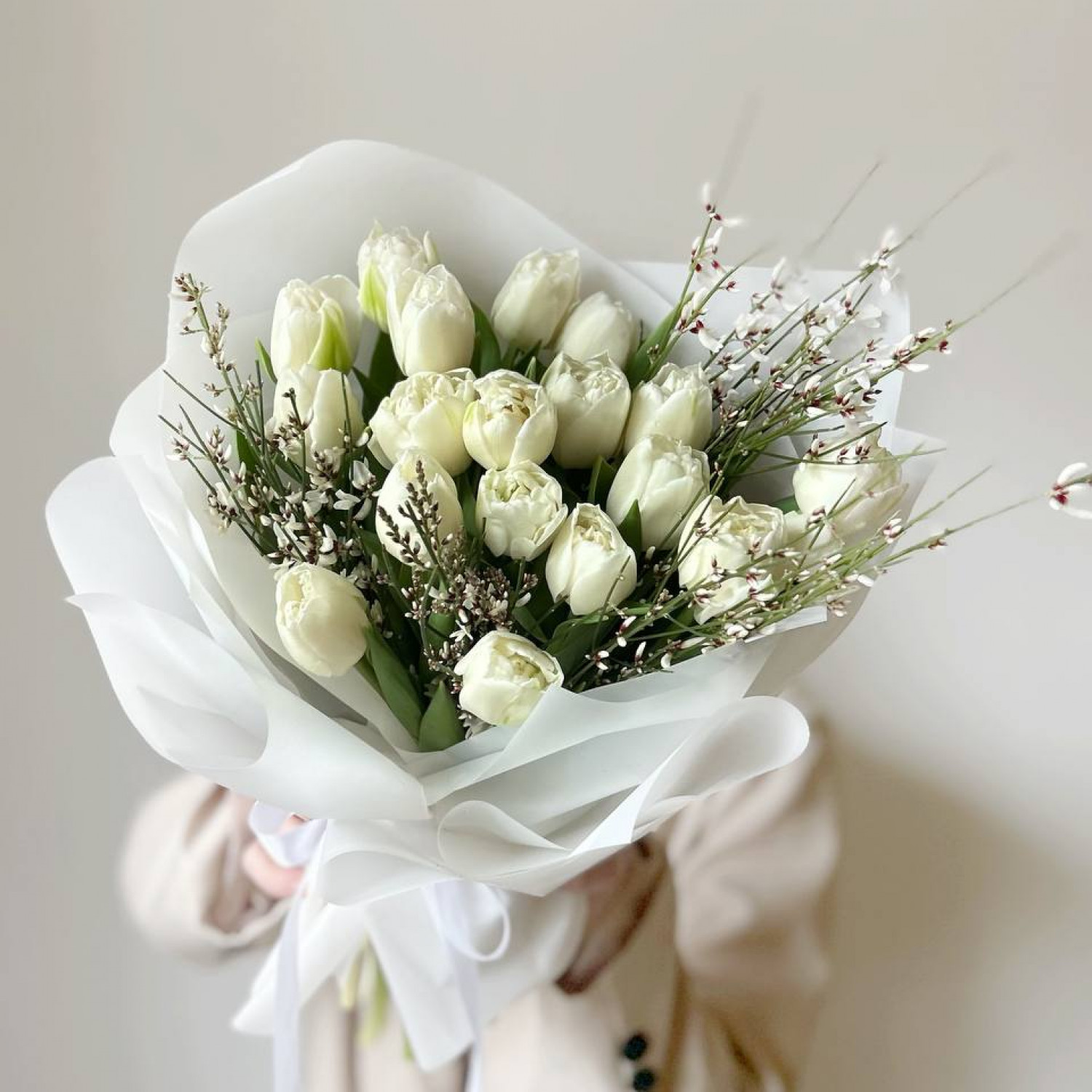 Нежнейший букет из белых тюльпанов и генисты