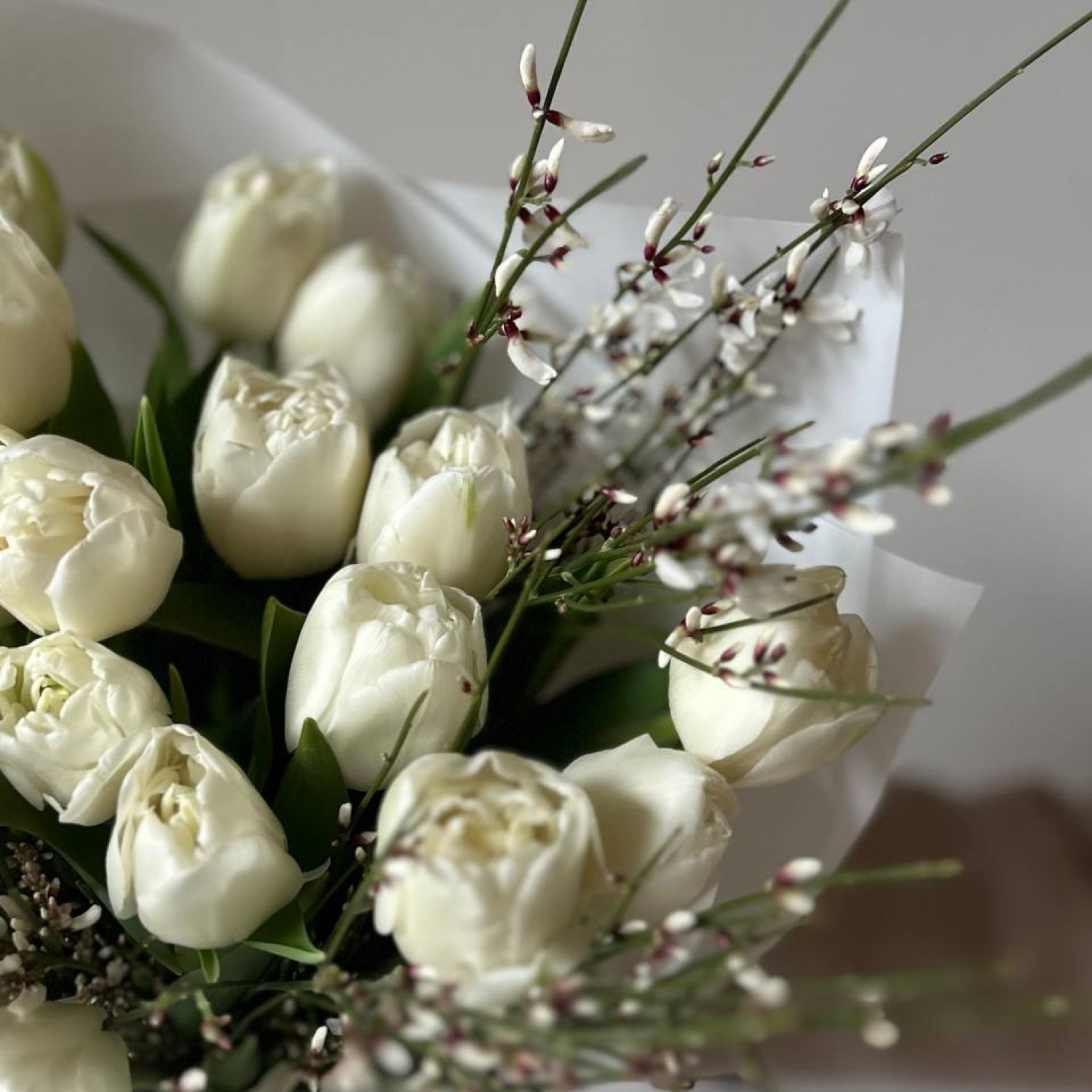 Нежнейший букет из белых тюльпанов и генисты