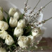 Нежнейший букет из белых тюльпанов и генисты
