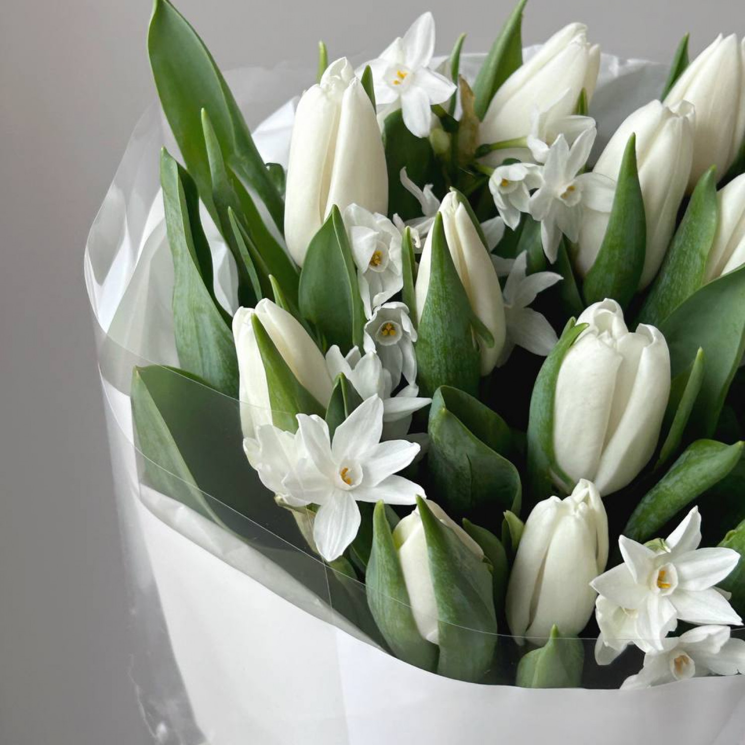 Весенний букет из белых тюльпанов и нарциссов №30