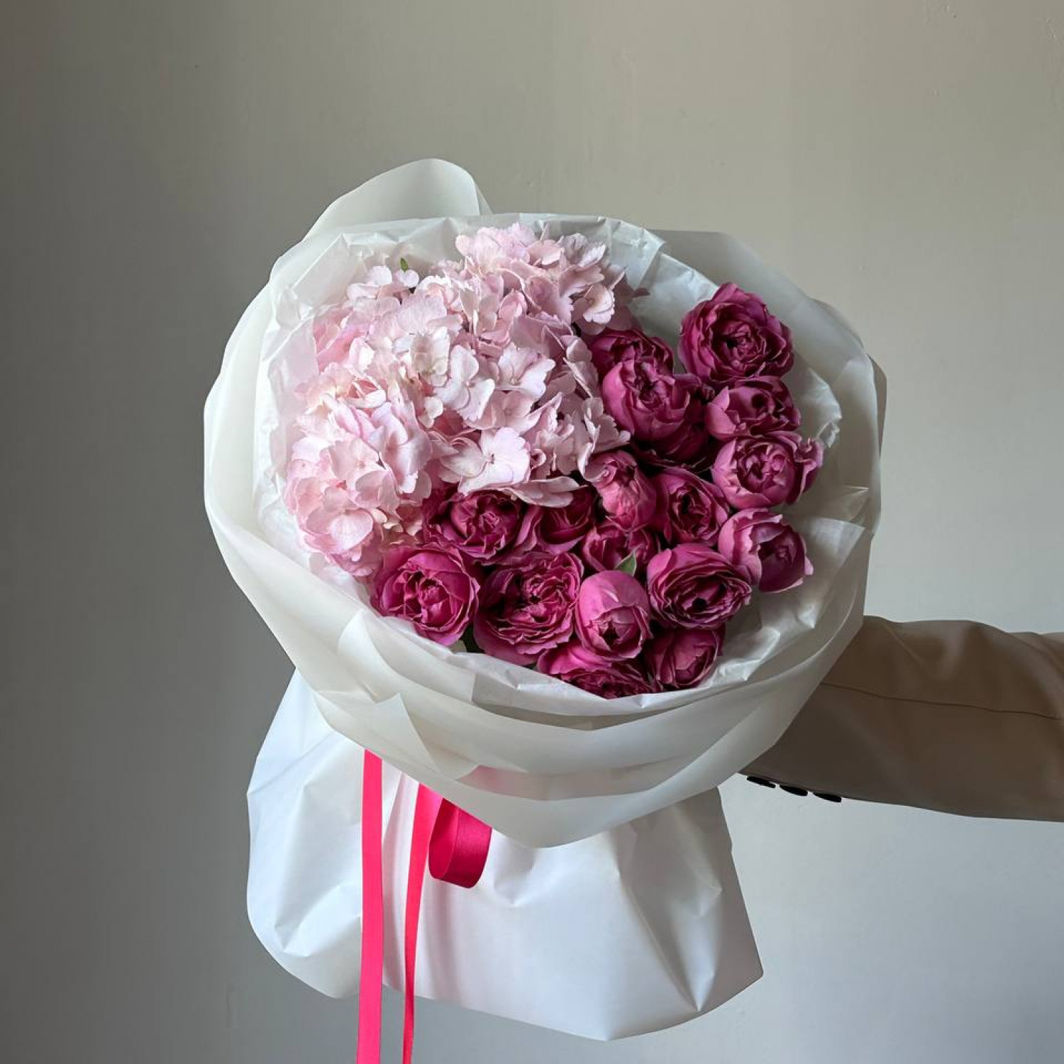 Букет из гортензии и пионовидной розы Мисти Баблс