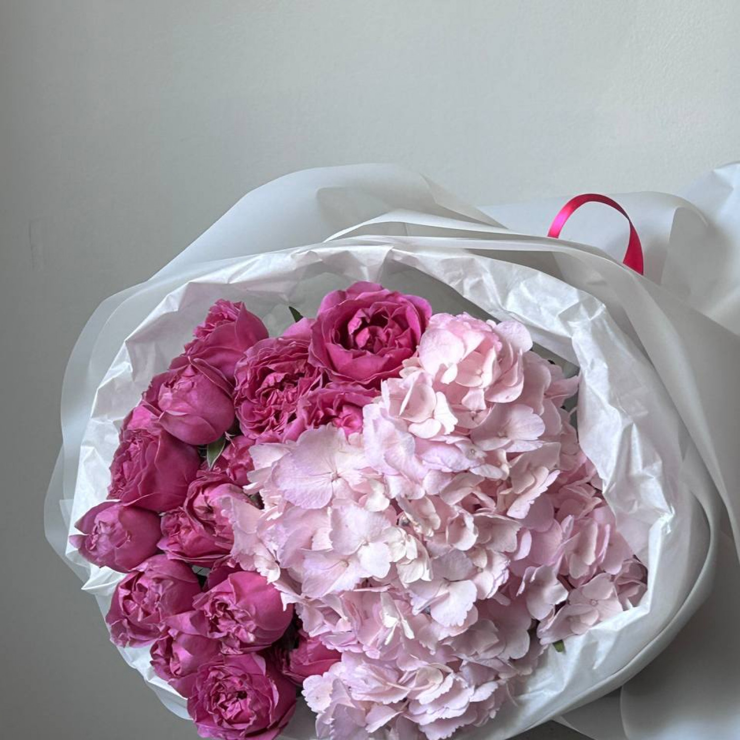 Букет из гортензии и пионовидной розы Мисти Баблс