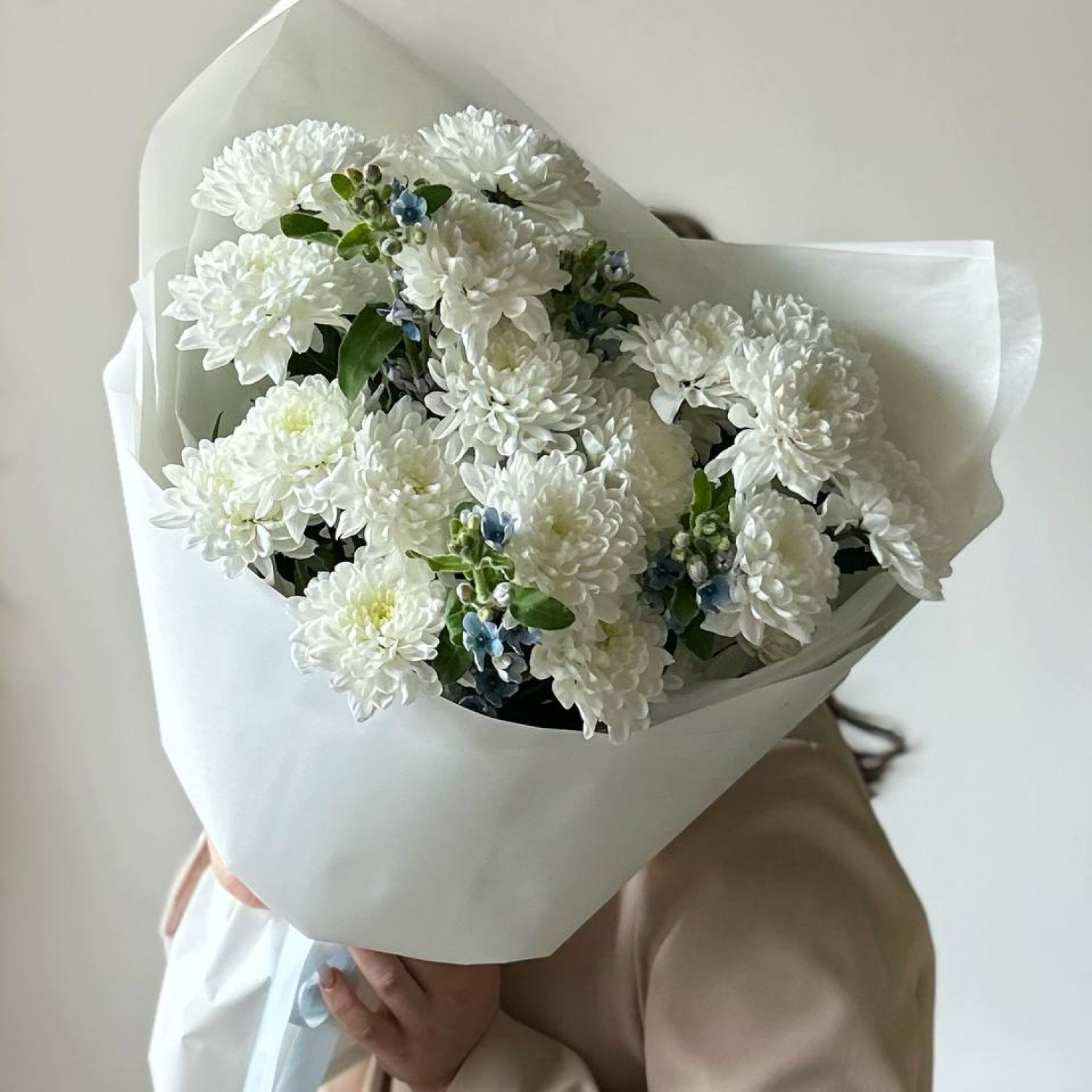 Нежный букет из кустовой хризантемы с незабудками №3