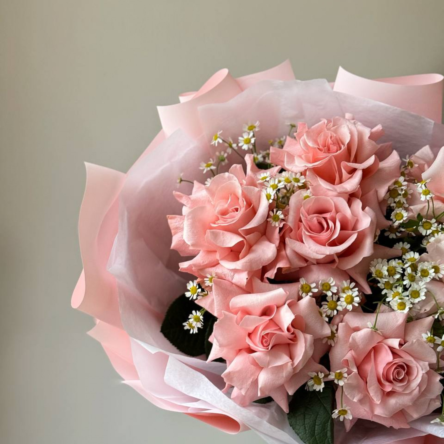 Букет из французских роз и ромашки №9