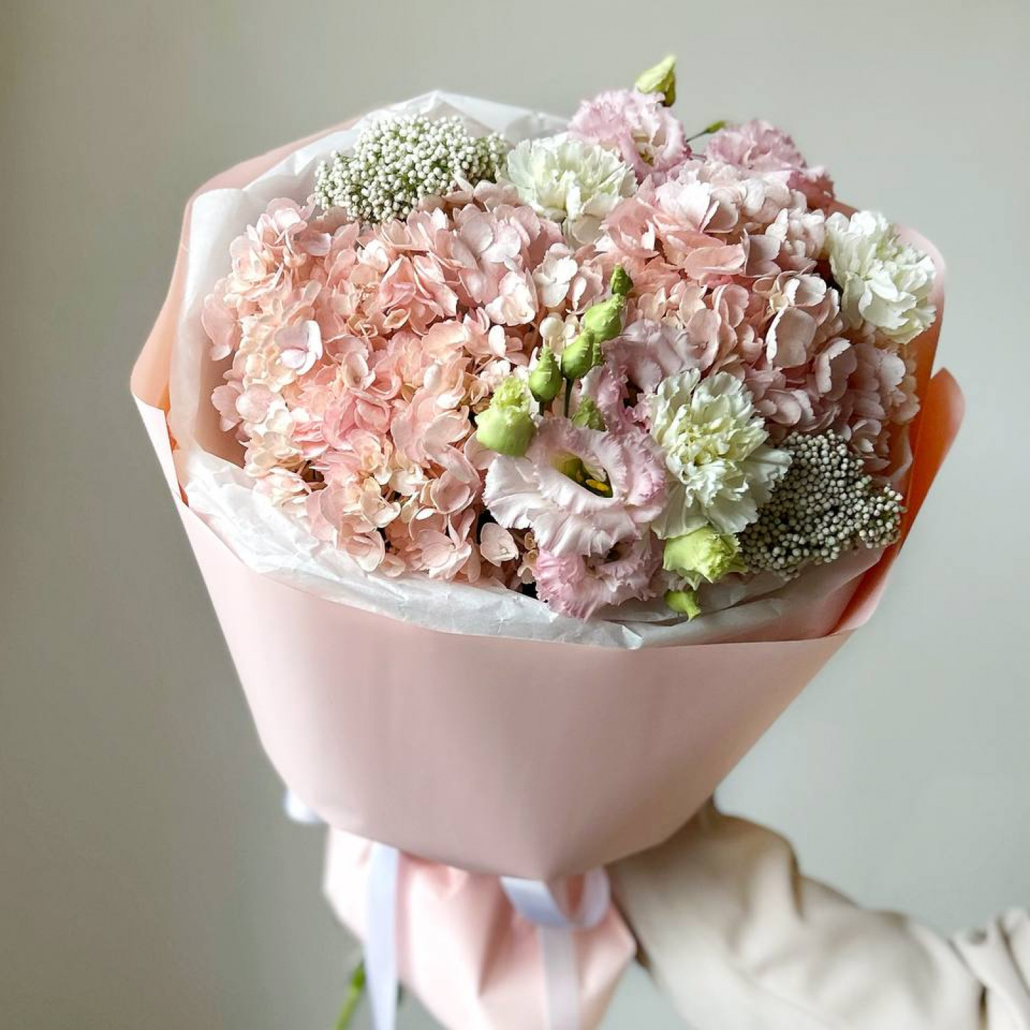 Букет с нежными гортензиями и эустомой №20